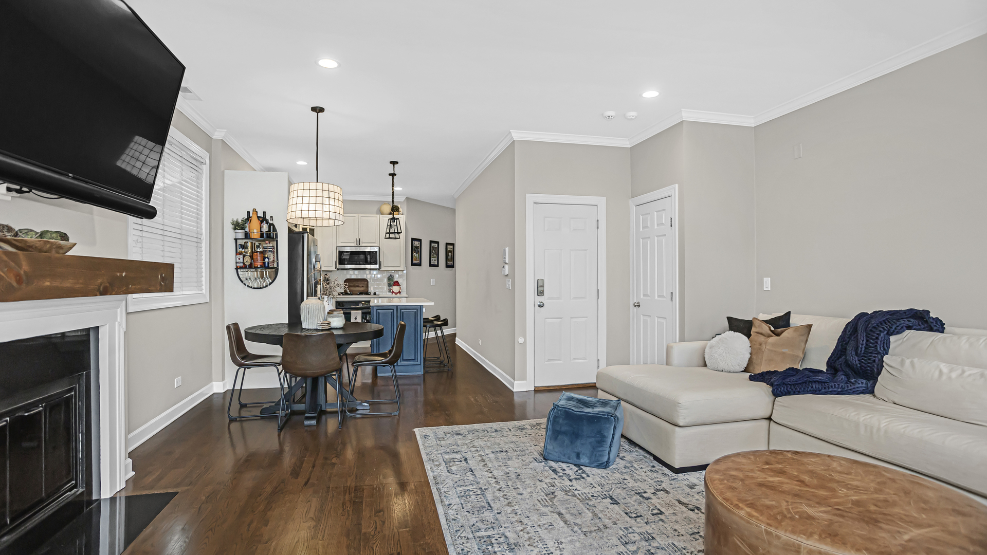 1131 West Wolfram Street Chicago IL 60657