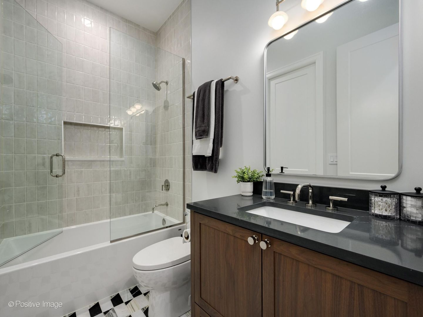855 West Lill Avenue Chicago IL 60614