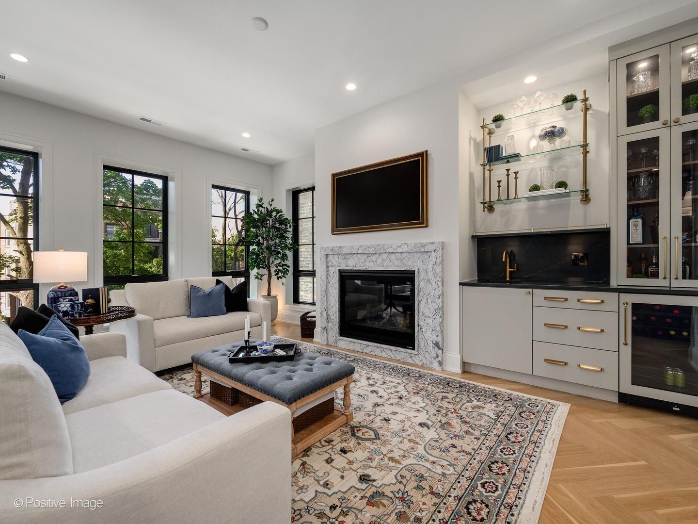 855 West Lill Avenue Chicago IL 60614