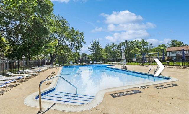 10 Waterbury Lane Schaumburg IL 60193