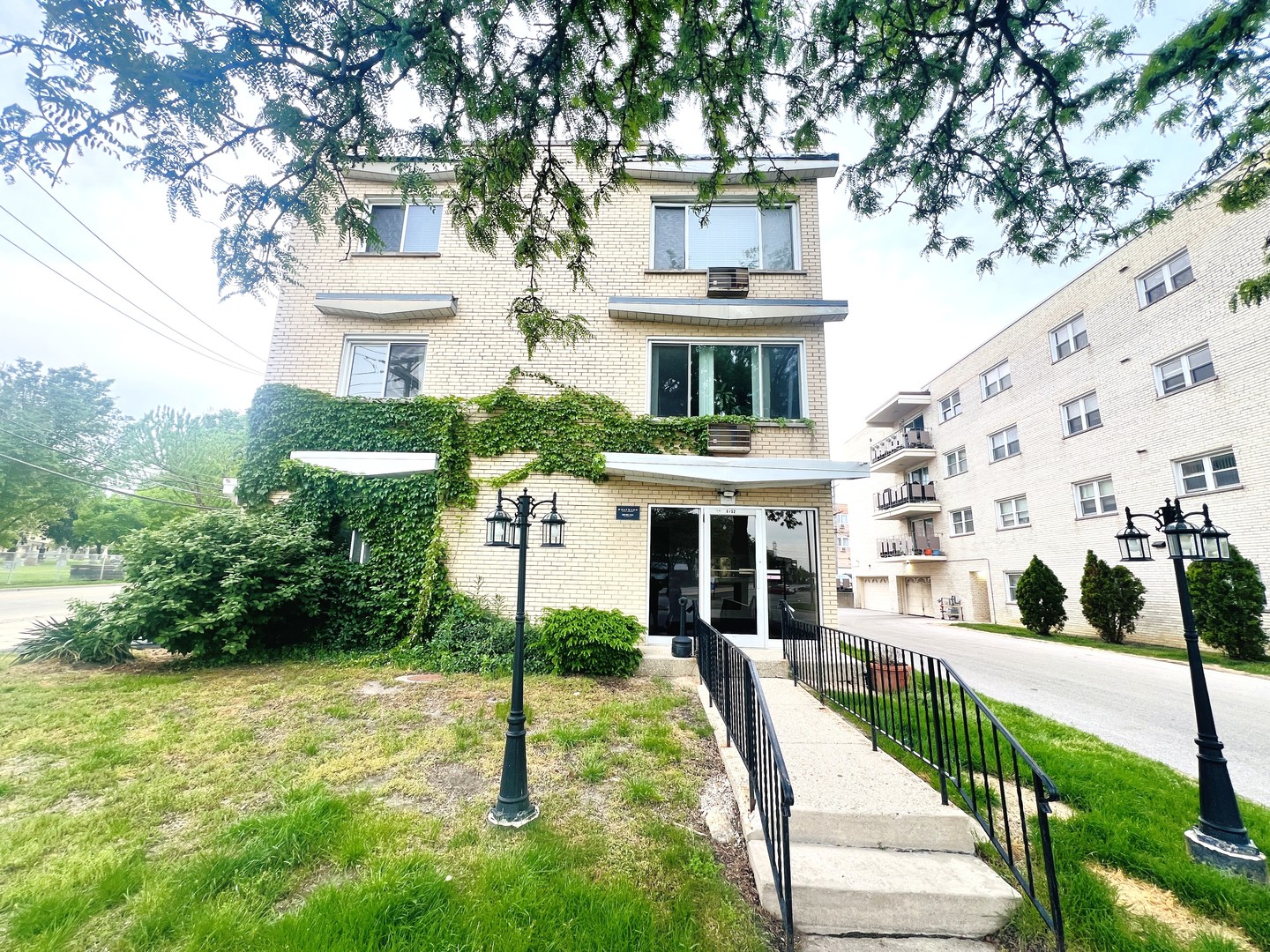 8152 Elmwood Avenue Skokie IL 60077