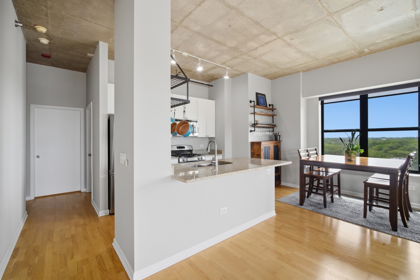 1122 West Catalpa Avenue Chicago IL 60640