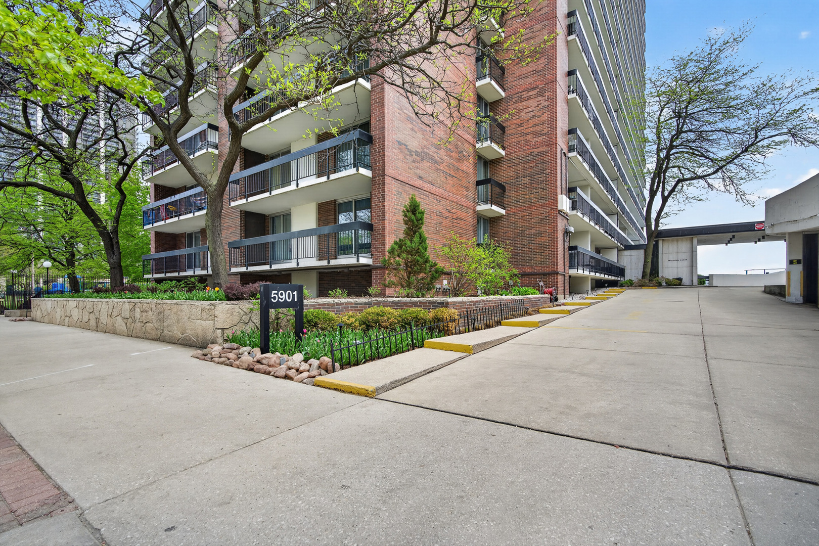 5901 North Sheridan Road Chicago IL 60660