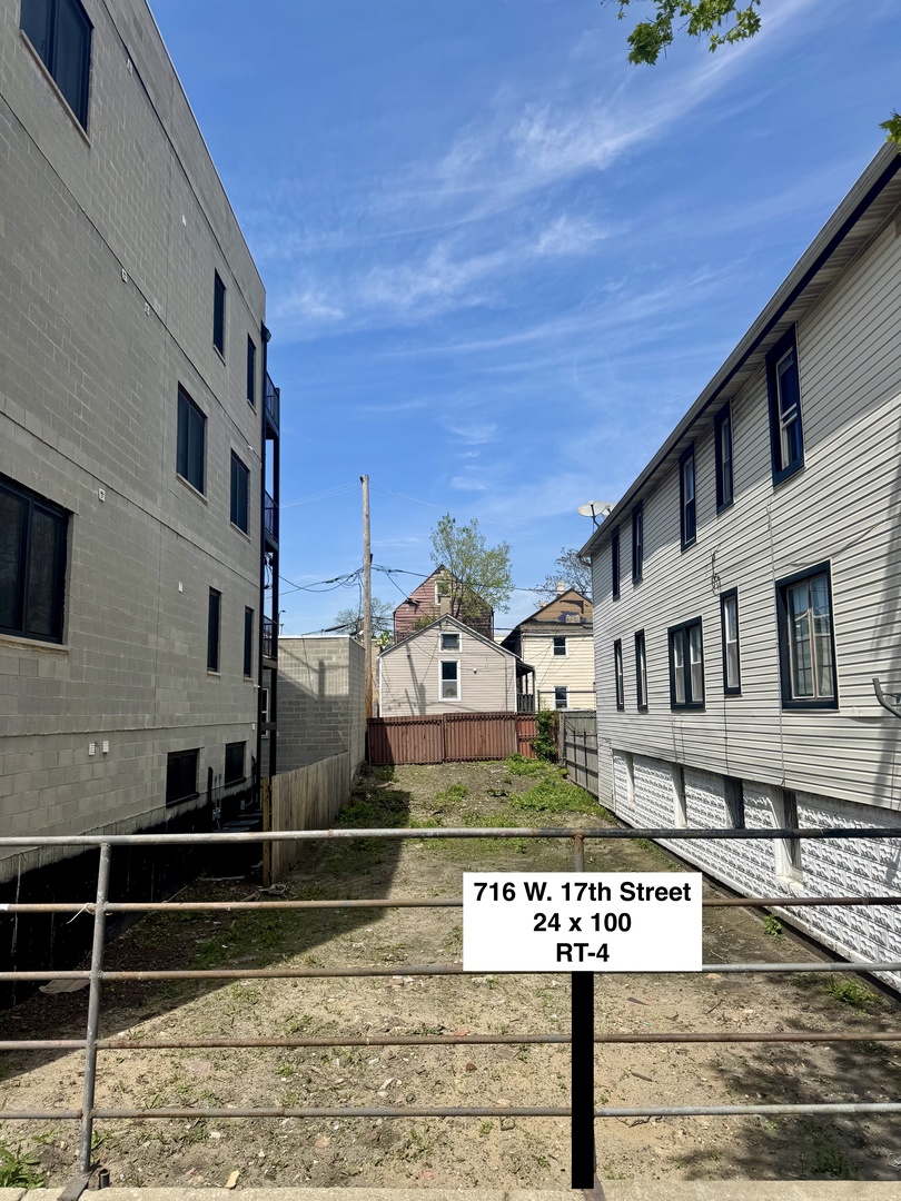 716 West 17th Street Chicago IL 60616