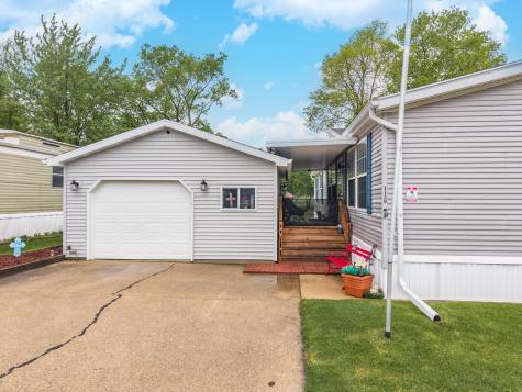 1129 11TH Street Bloomington IL 61704
