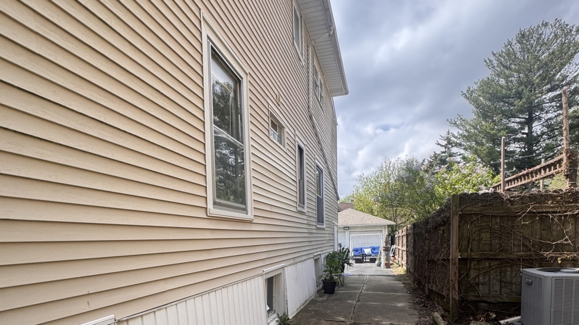 209 South Commonwealth Avenue Aurora IL 60506