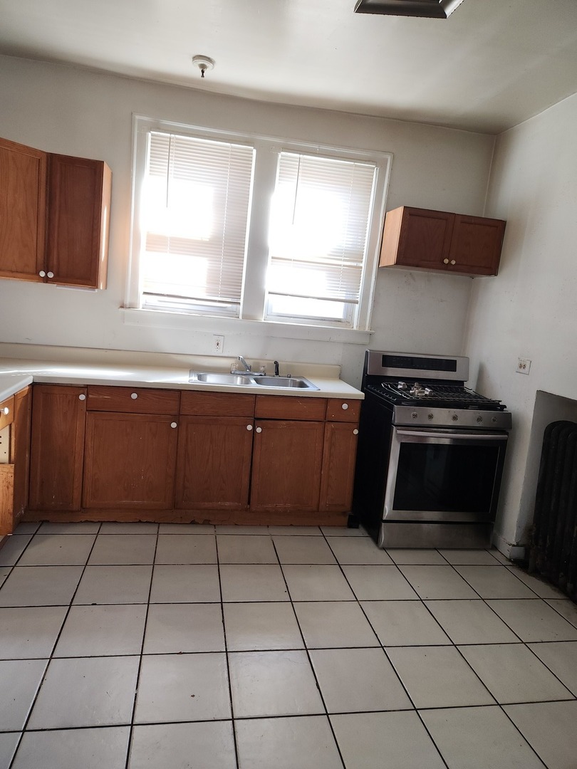 8222 South Peoria Street Chicago IL 60620