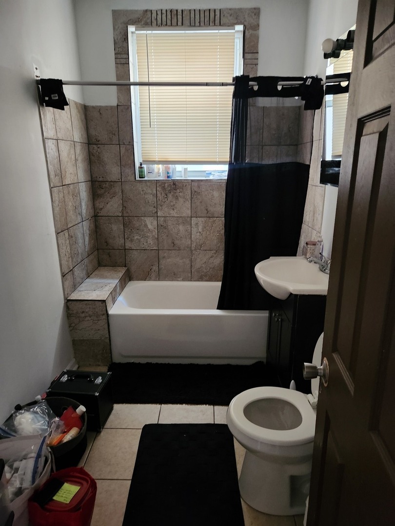 8222 South Peoria Street Chicago IL 60620