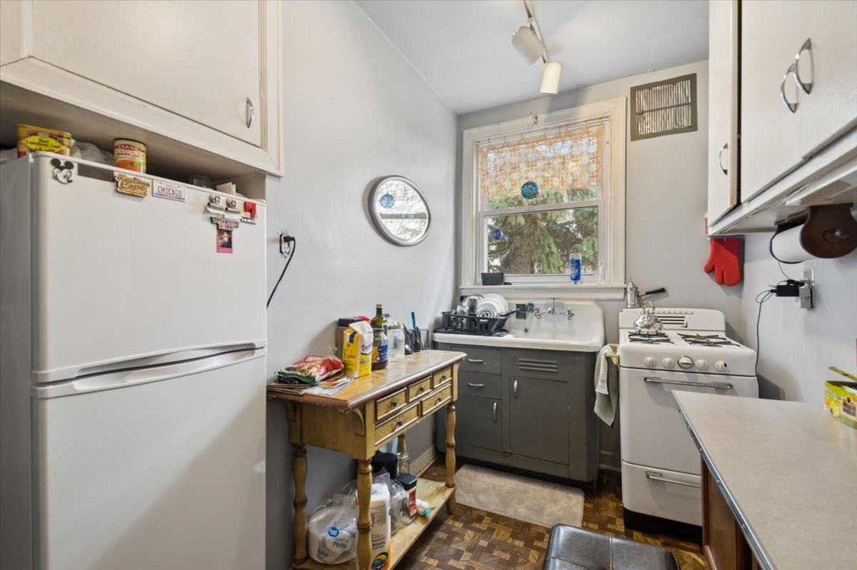 1762 West Morse Avenue Chicago IL 60626