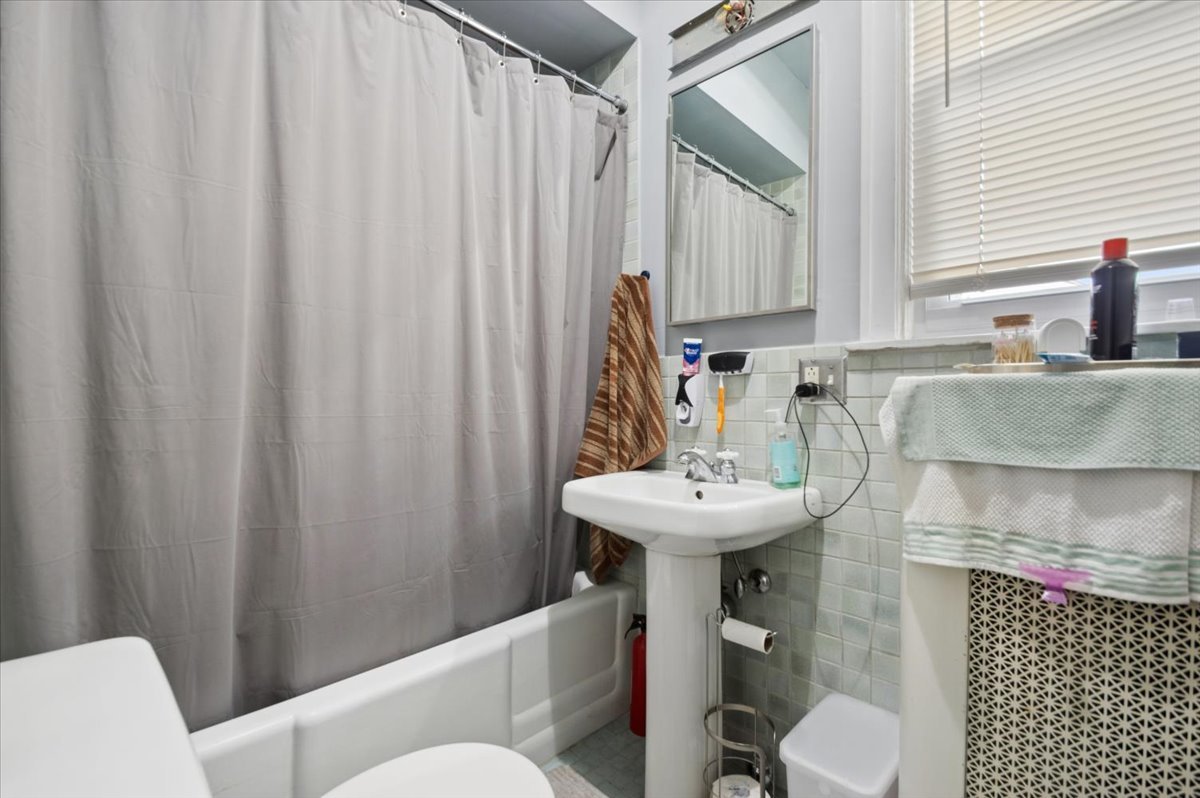 1762 West Morse Avenue Chicago IL 60626