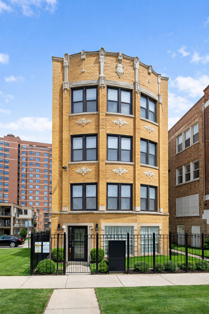 6711 South Paxton Avenue Chicago IL 60649