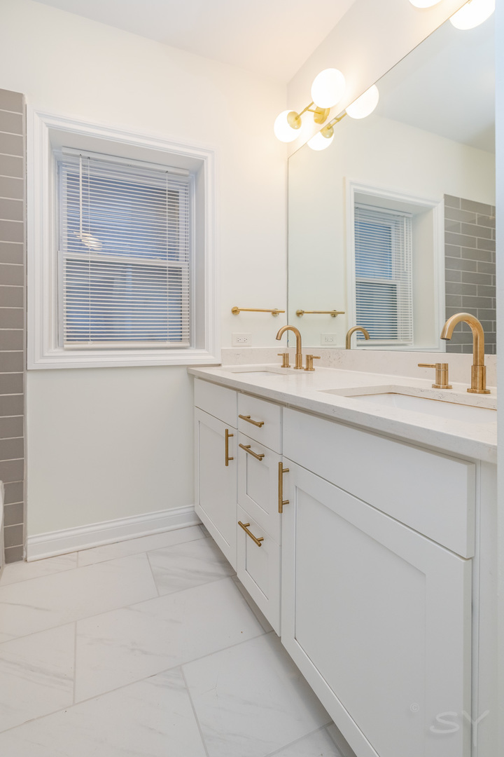 6711 South Paxton Avenue Chicago IL 60649