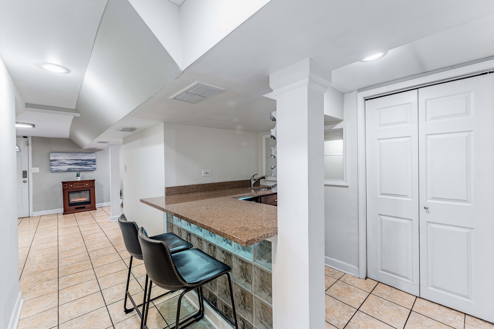 5615 West Henderson Street Chicago IL 60634