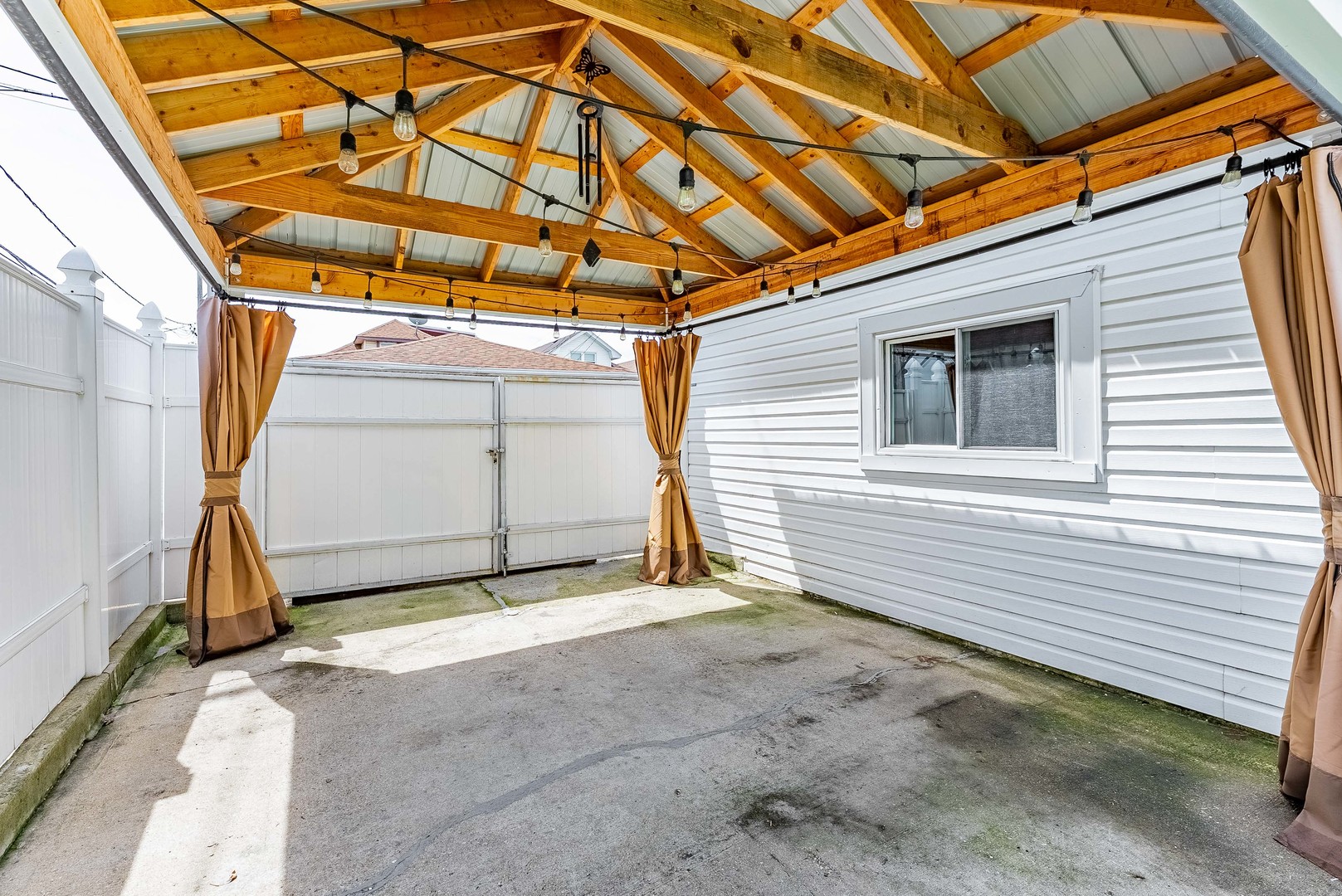 5615 West Henderson Street Chicago IL 60634
