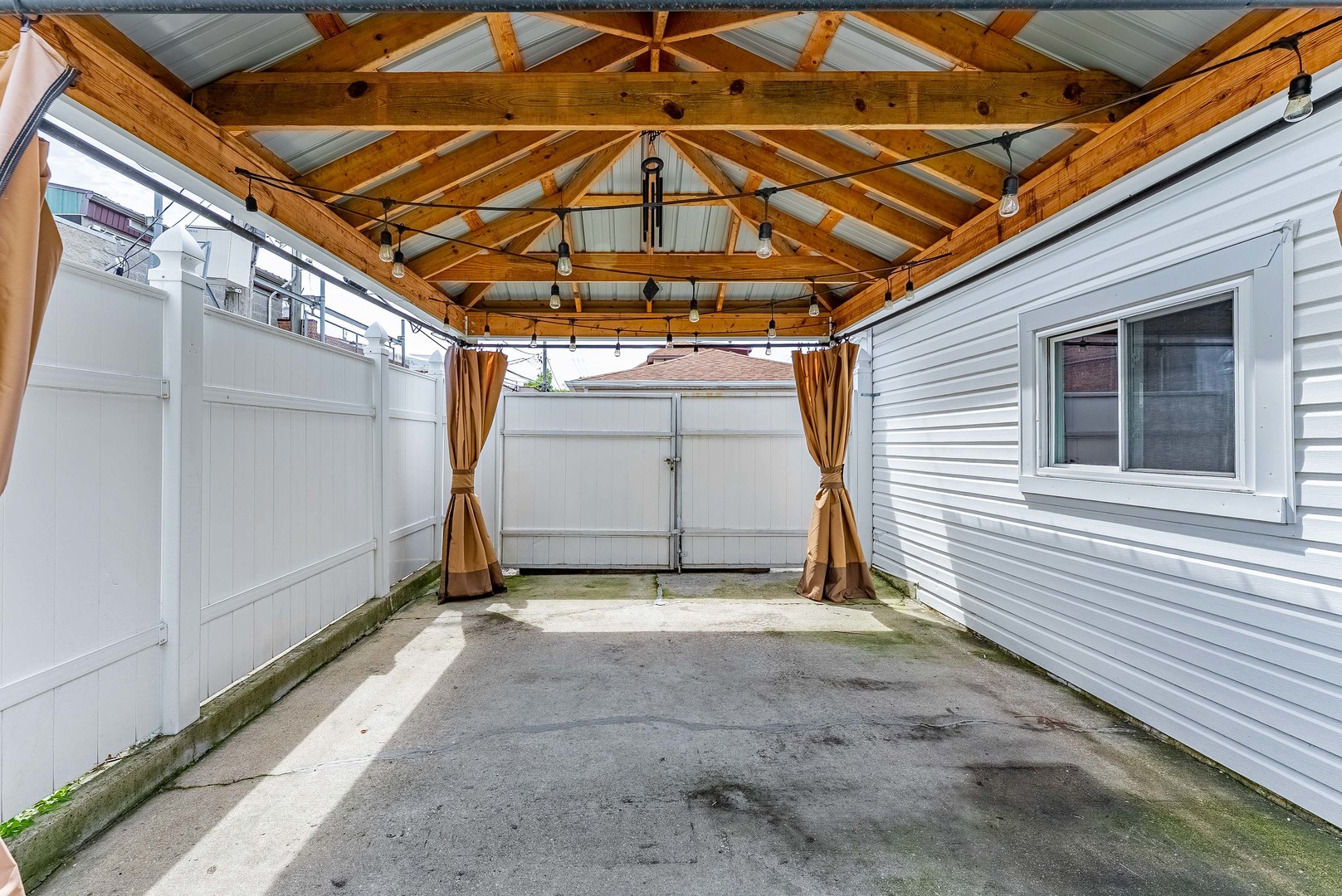 5615 West Henderson Street Chicago IL 60634