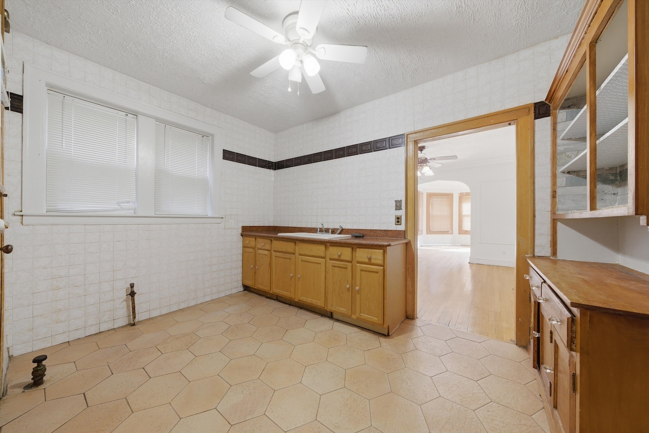 7960 South Phillips Avenue Chicago IL 60617