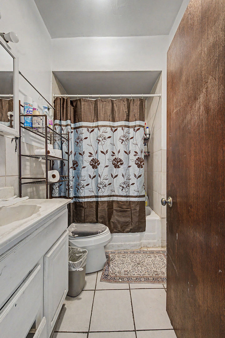 9637 South Avenue M Chicago IL 60617