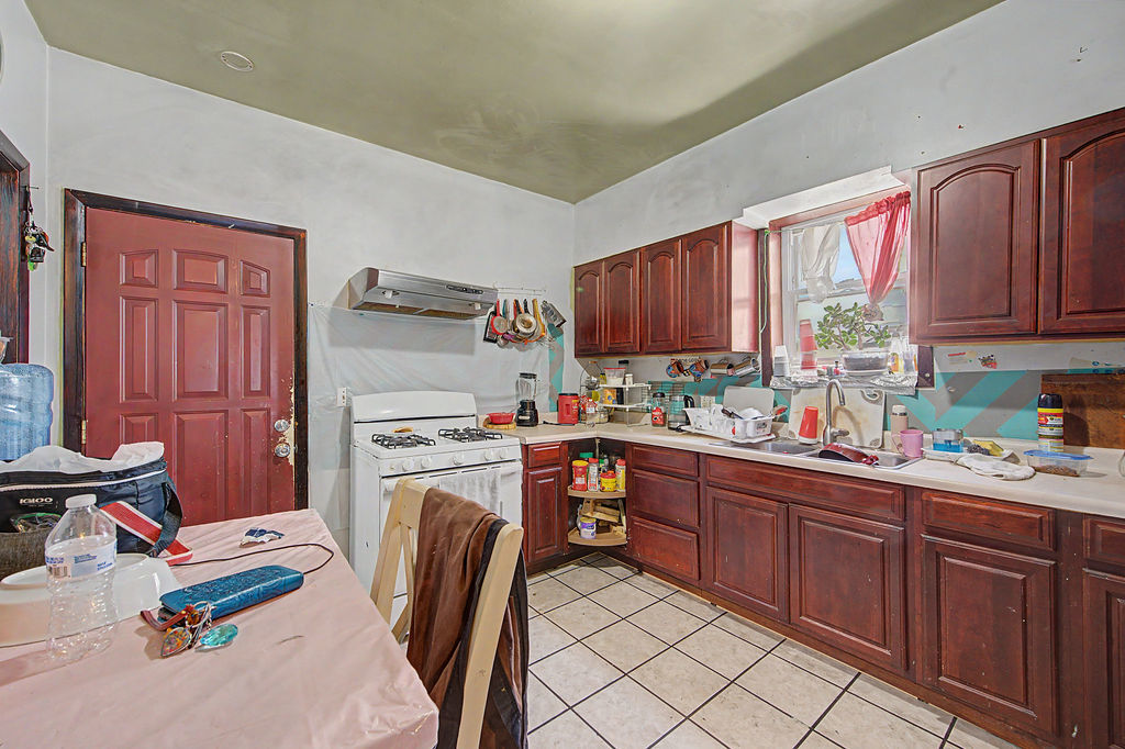 9637 South Avenue M Chicago IL 60617