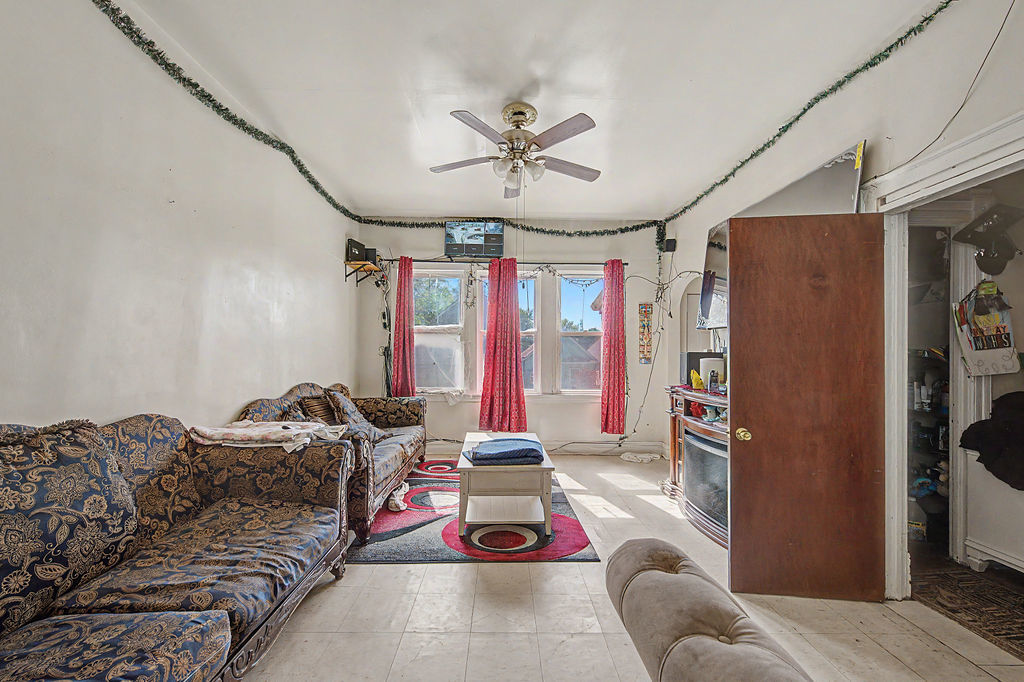 9637 South Avenue M Chicago IL 60617