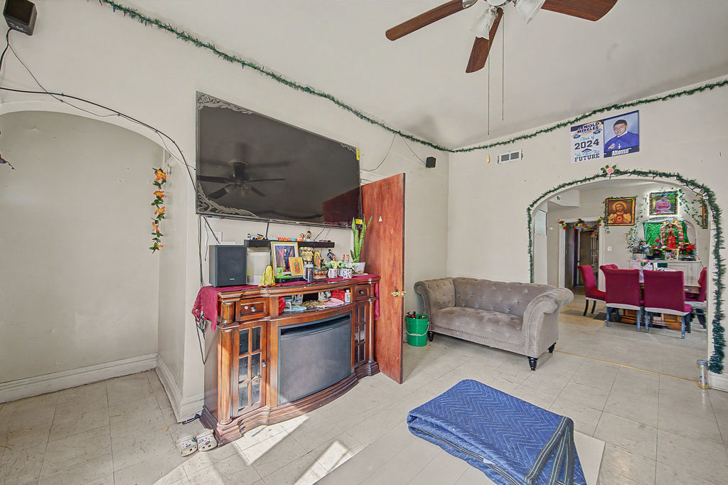9637 South Avenue M Chicago IL 60617