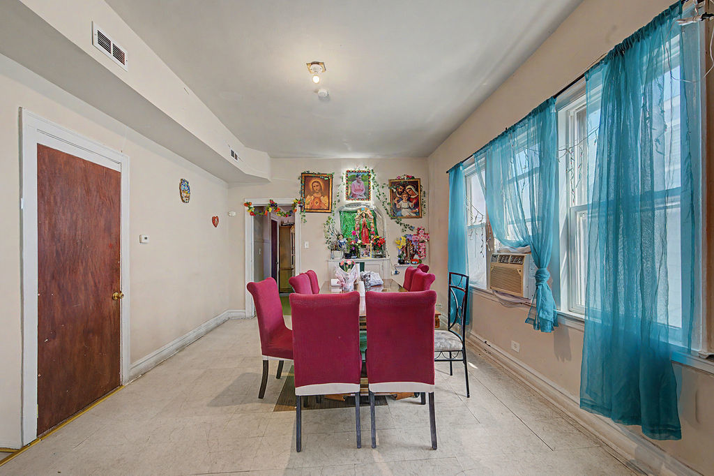 9637 South Avenue M Chicago IL 60617