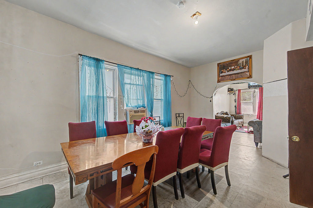 9637 South Avenue M Chicago IL 60617