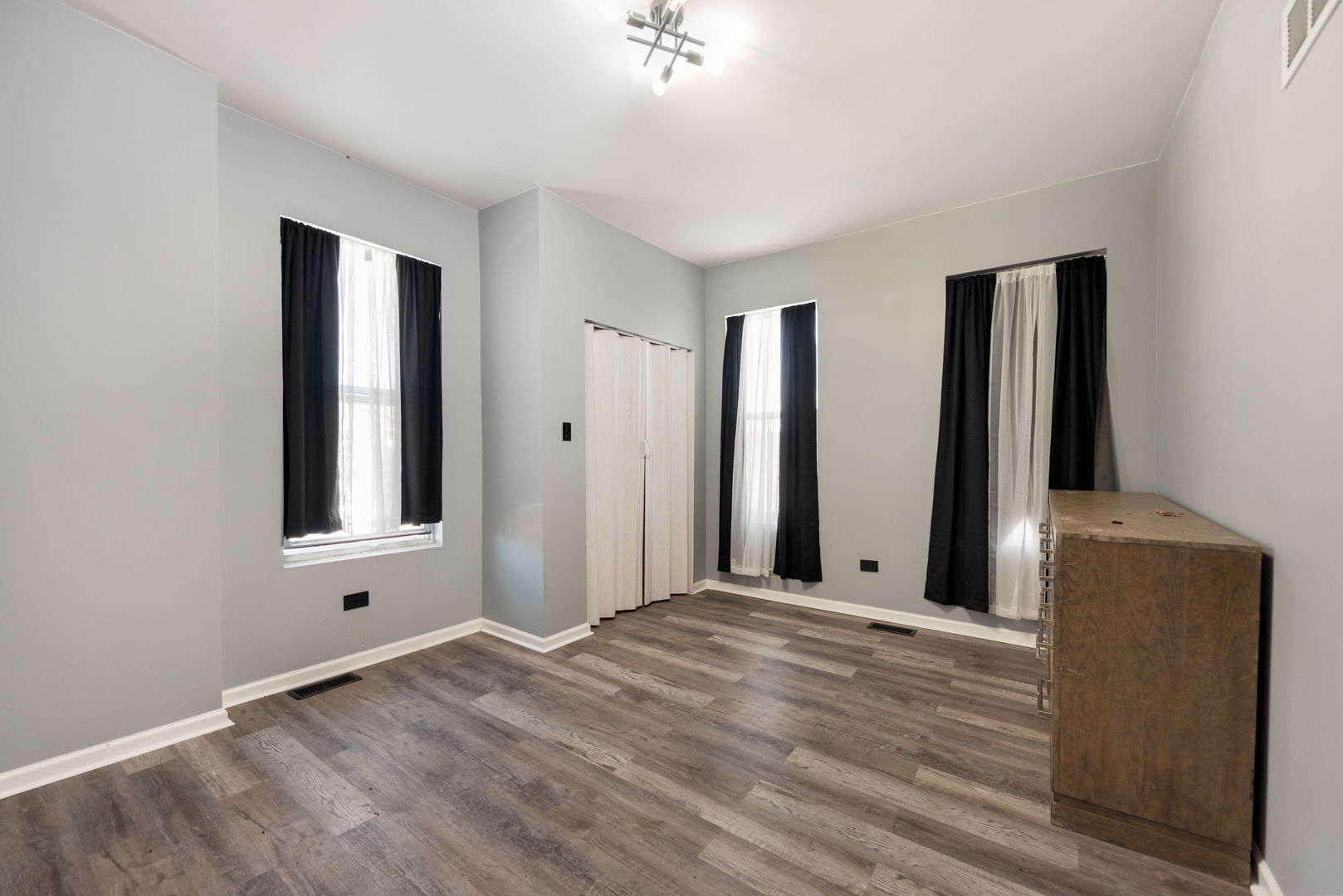 6718 South Saint Lawrence Avenue Chicago IL 60637