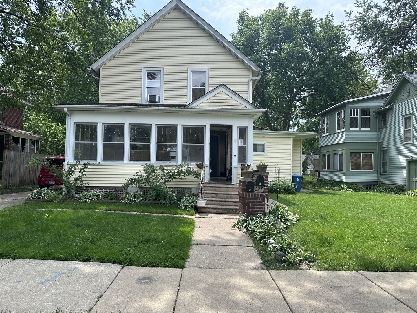 527 Hoyles Avenue Aurora IL 60505