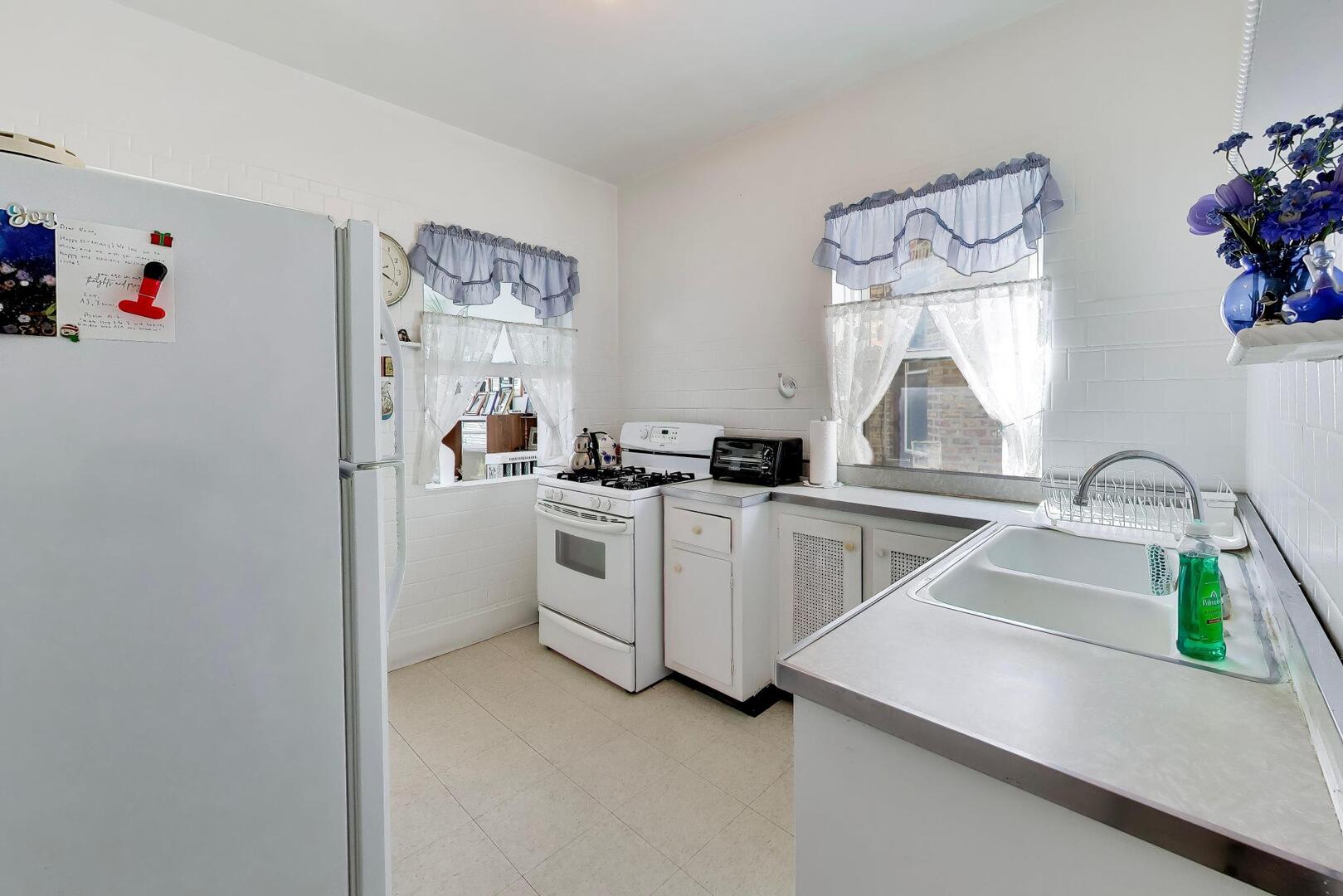 4925 North Troy Street Chicago IL 60625