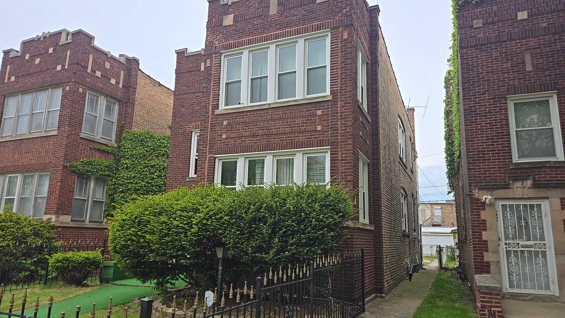 7627 South Bennett Avenue Chicago IL 60649