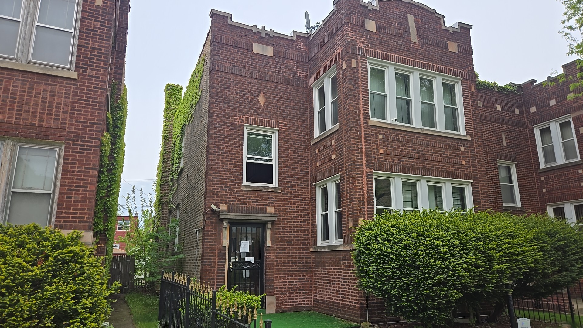 7627 South Bennett Avenue Chicago IL 60649