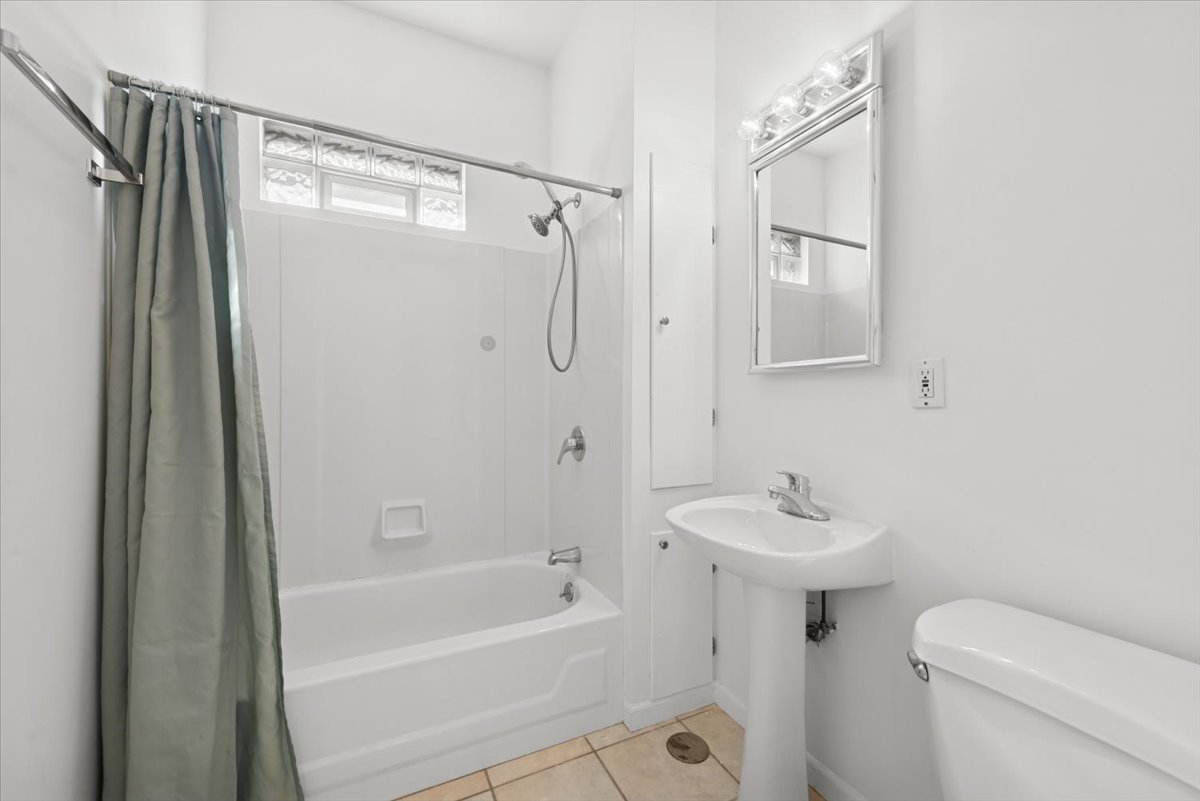 7252 North Bell Avenue Chicago IL 60645