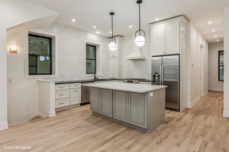 1053 North Damen Avenue Chicago IL 60622