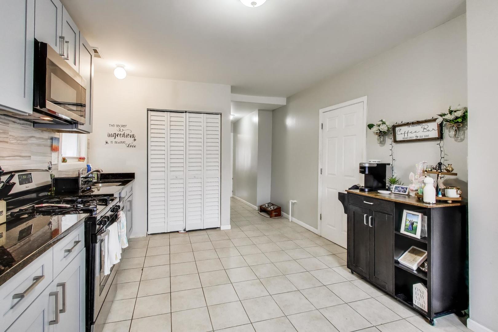 2955 North Gresham Avenue Chicago IL 60618