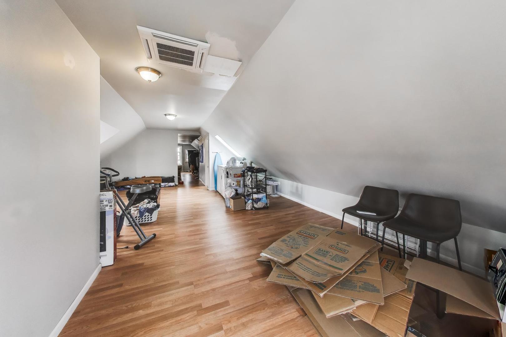 2955 North Gresham Avenue Chicago IL 60618