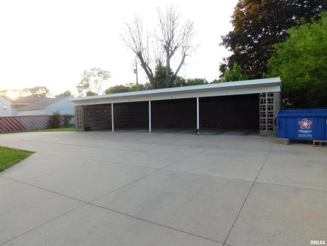 411 34TH Avenue East Moline IL 61244