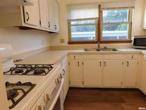 411 34TH Avenue East Moline IL 61244