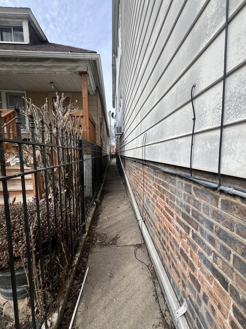 8242 South Houston Avenue Chicago IL 60617
