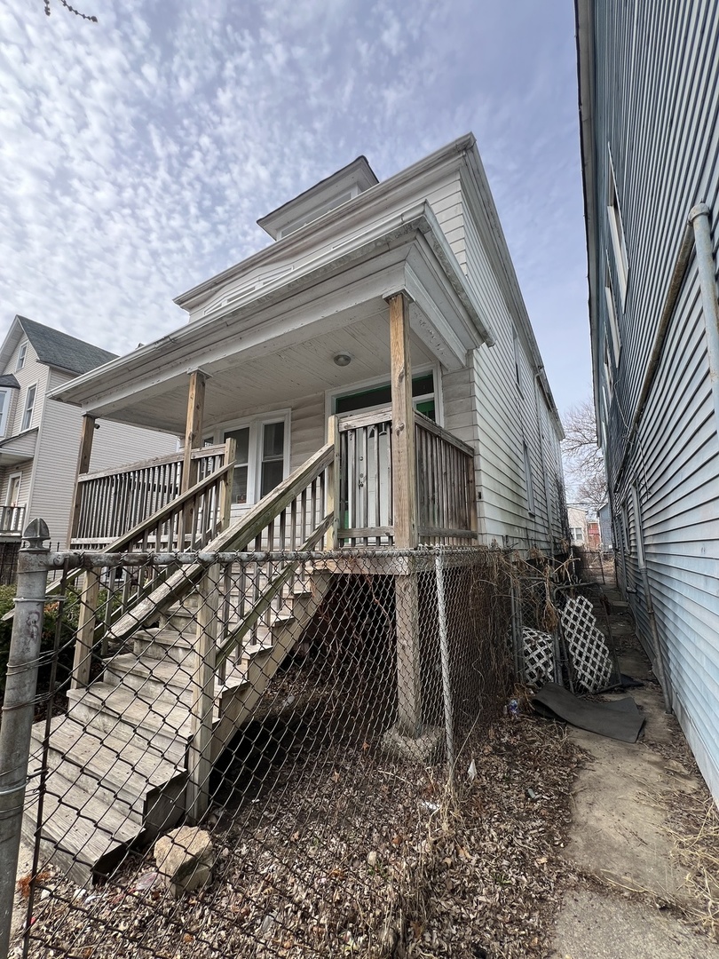 8242 South Houston Avenue Chicago IL 60617