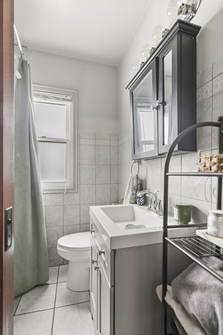 4915 West Winnemac Avenue Chicago IL 60630