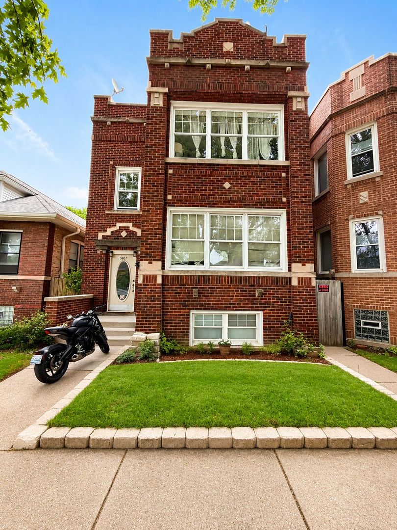 5837 North Washtenaw Avenue Chicago IL 60659