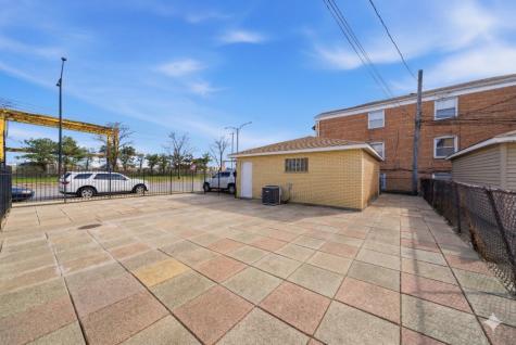 7901 South Whipple Street Chicago IL 60652