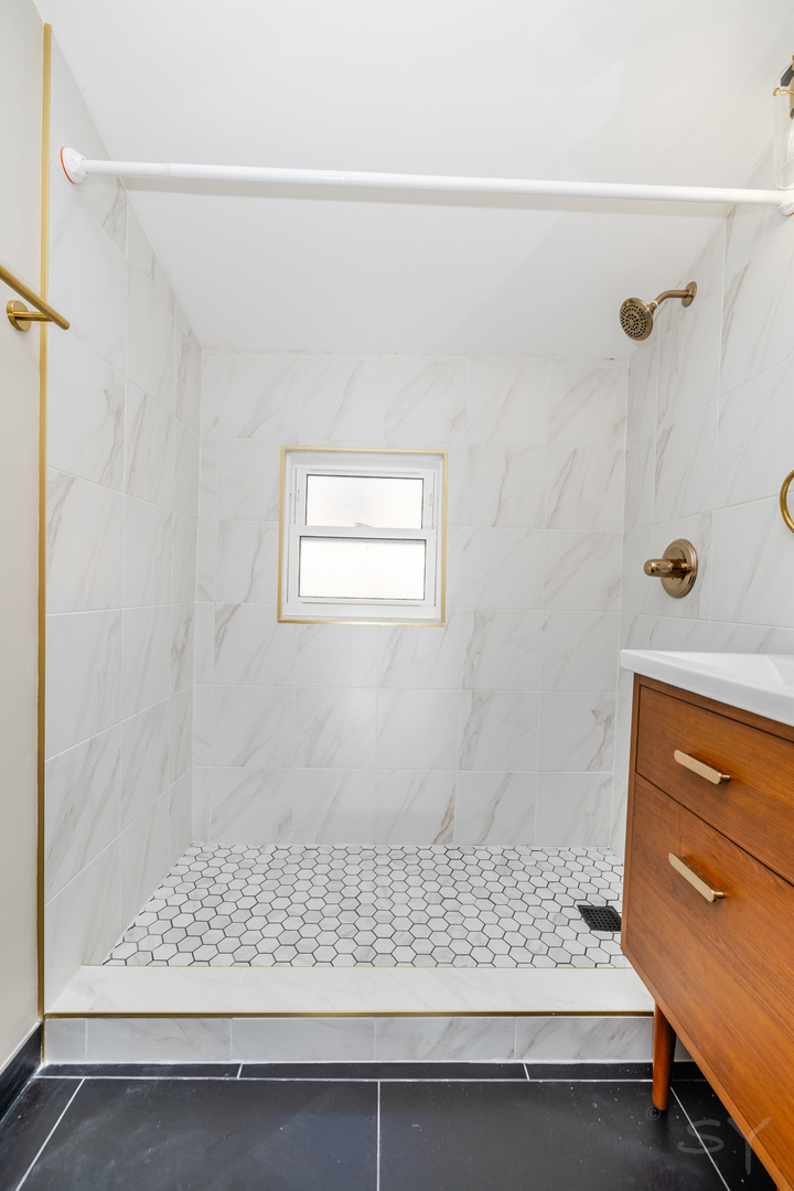 6129 North Ravenswood Avenue Chicago IL 60660