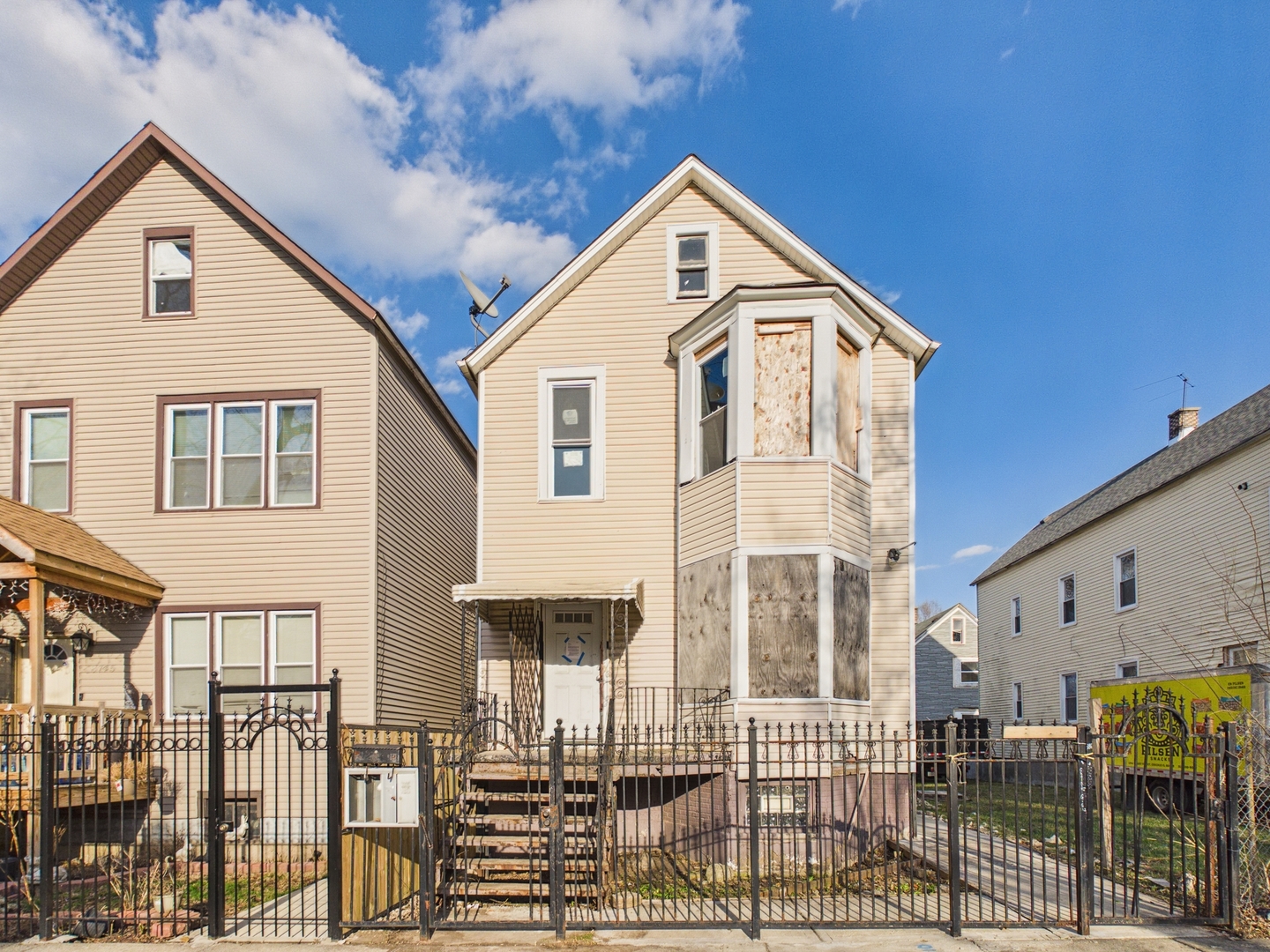 8747 South Escanaba Avenue Chicago IL 60617