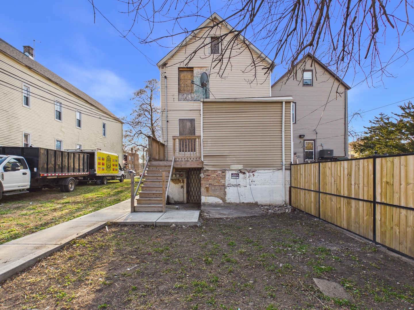 8747 South Escanaba Avenue Chicago IL 60617