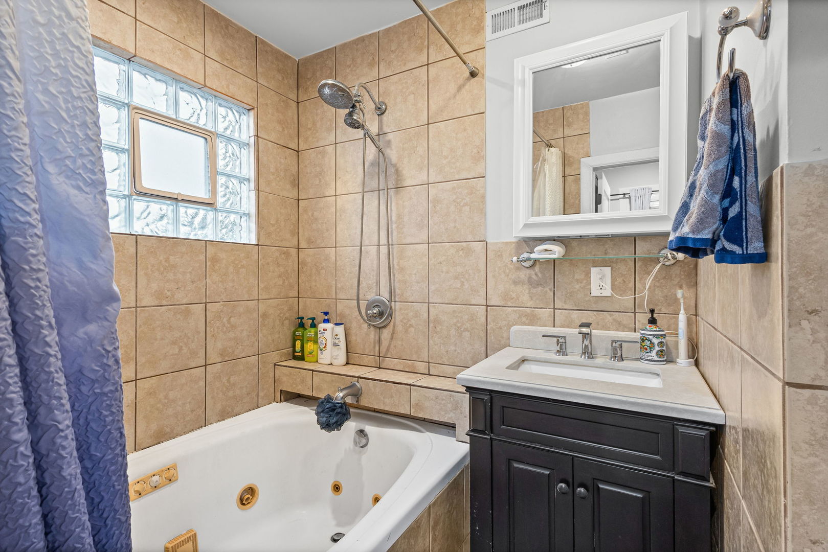 5226 West Eddy Street Chicago IL 60641