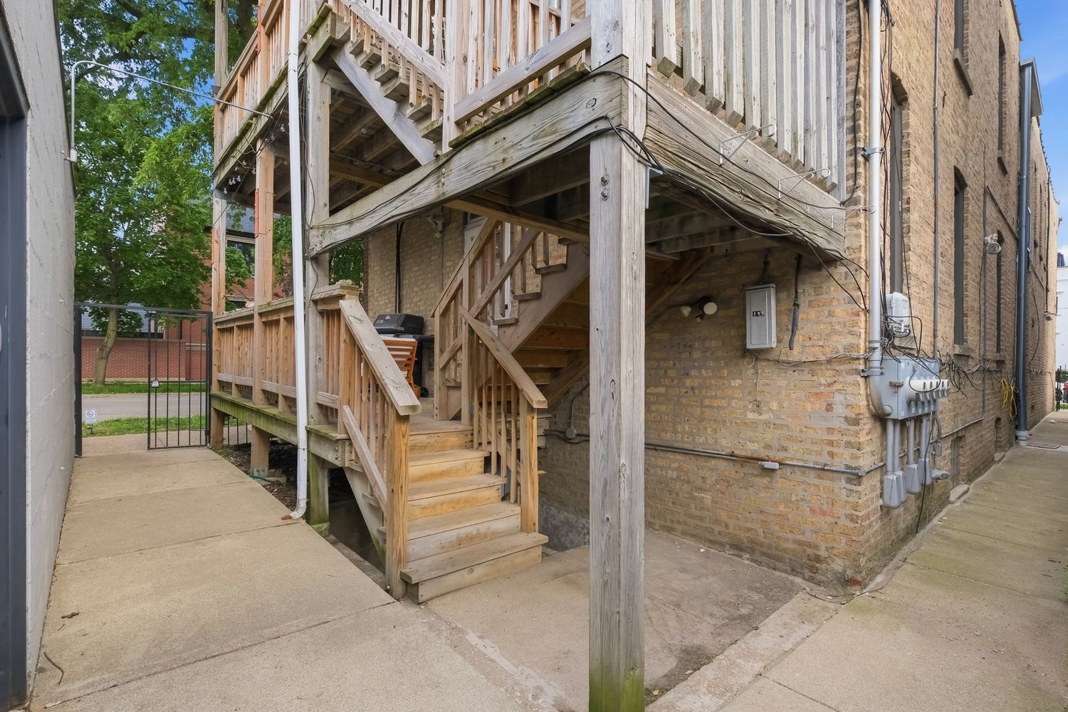 1900 West Oakdale Avenue Chicago IL 60657