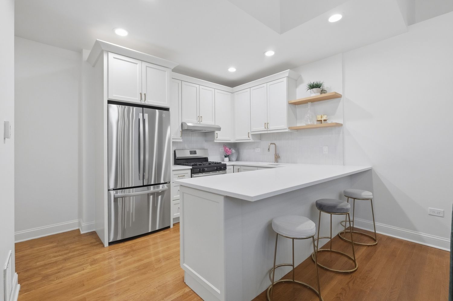 1900 West Oakdale Avenue Chicago IL 60657
