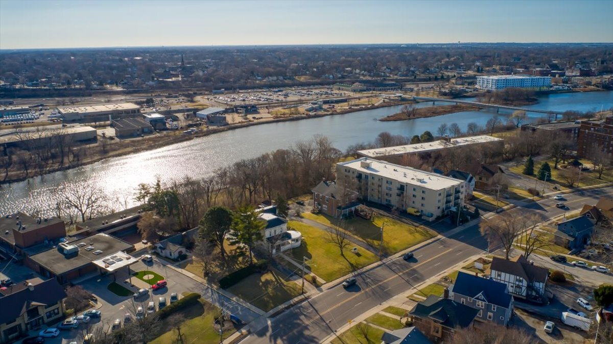 469 North Lake Street Aurora IL 60506