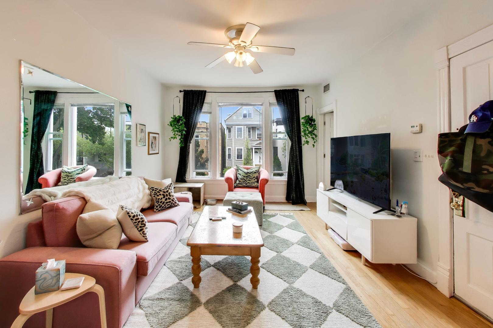 3243 North Hoyne Avenue Chicago IL 60618